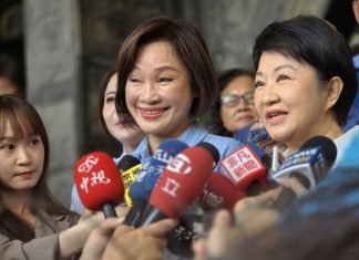 藍營南下拔樁!柯志恩攜盧秀燕搶攻前鎮 千人湧入慈德宮 藍營南下拔樁!柯志恩攜盧秀燕搶攻前鎮 千人湧入慈德宮