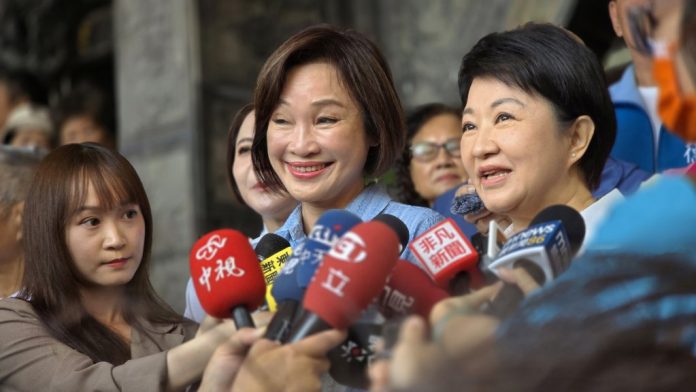 藍營南下拔樁！柯志恩攜盧秀燕搶攻前鎮　千人湧入慈德宮