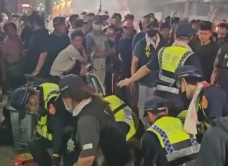 又起衝突!大甲媽回鑾大甲市區爆口角推擠 一名酒醉鬧事者遭壓制管束 又起衝突!大甲媽回鑾大甲市區爆口角推擠 一名酒醉鬧事者遭壓制管束