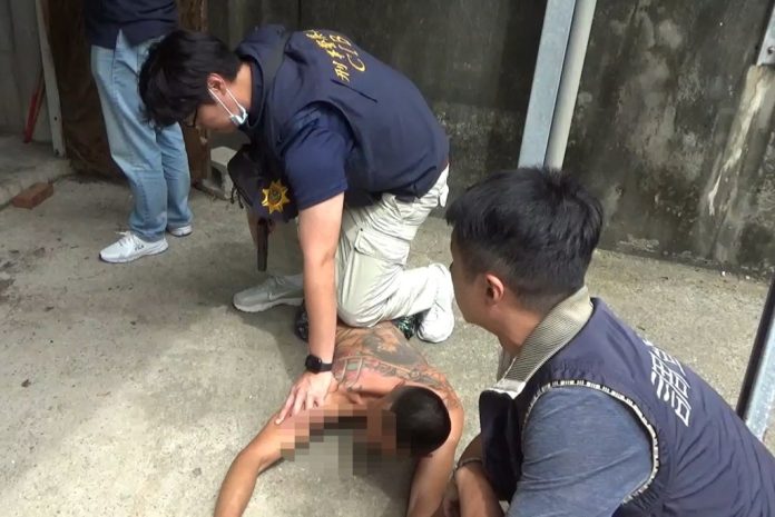 鐵皮製毒廠藏身山區！週遭養殖業產生惡臭掩護　利用假日製毒逃避查緝