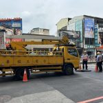 人孔蓋冒煙!台電地下電纜線不明原因故障 台中市北區東區5千多戶停電 人孔蓋冒煙!台電地下電纜線不明原因故障 台中市北區東區5千多戶停電