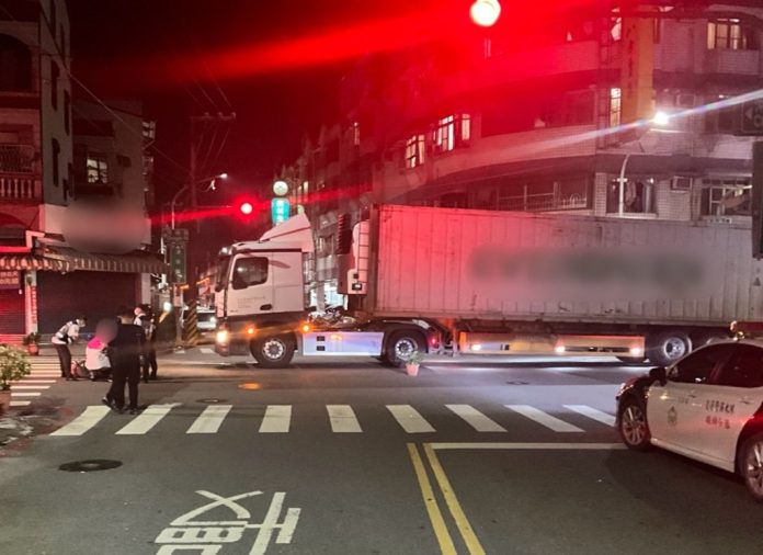 路口大貨車猛撞機車！「騎士倒地」嚇壞路人：都是血