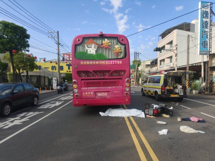 台南騎士遭追撞摔進遊覽車底！28歲女警遭巨輪吞噬　才從警2年…同仁獲消息淚崩