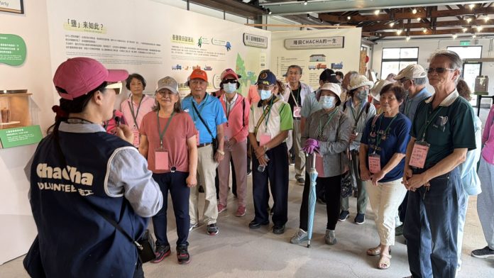 防詐宣導＋健康操！臺南郵局樂齡學習吸引百人共遊文化資產園區