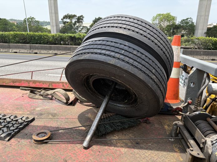 【有片】國1平鎮段大貨車「噴裝備」 小客貨車慘遭輪胎擊中