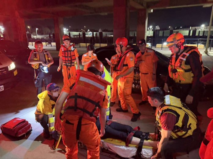 竹圍漁港監控驚見女子落水臉朝下！海巡隊員緊急「跳海」救援