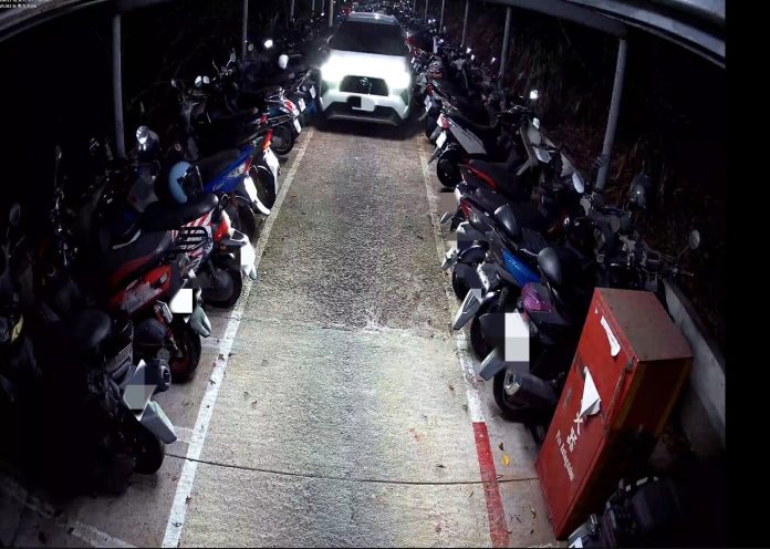 桃園「小鴨」酒駕硬闖中央大學機車停車場 多台車被撞成東倒西歪