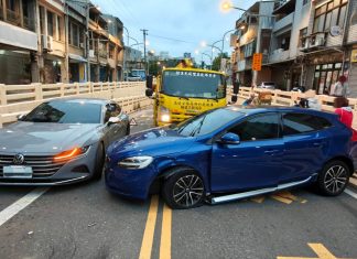 【有片】這樣也能撞?中壢女駕駛龍岡地下道前偏移釀禍 8人受傷 【有片】這樣也能撞?中壢女駕駛龍岡地下道前偏移釀禍 8人受傷