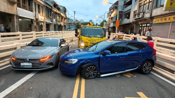 【有片】這樣也能撞？中壢女駕駛龍岡地下道前偏移釀禍  8人受傷