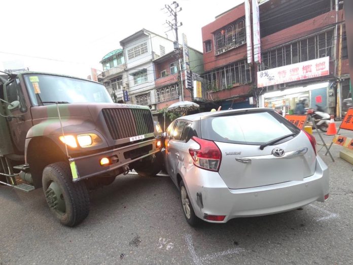 清晨驚魂！桃園大溪軍卡擦撞自小客 疑變換車道未注意