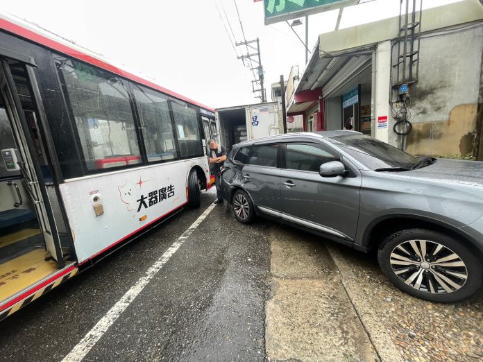 【有片】新屋中山路桃園客運車禍！擦撞違規左轉自小客波及路邊貨車