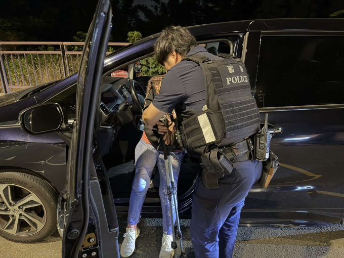 8旬失智嬤深夜開車溜出門！楊梅、中壢警聯手攔截助她回家