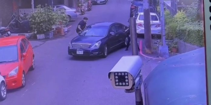 【有片】中壢驚險追捕！毒販高速衝撞社區門禁 警破窗逮人