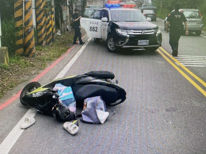 【有片】白線惹禍？龜山女騎車突自摔 翻滾倒地躺路中