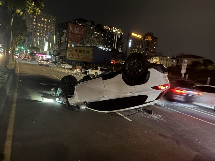 連假最後一天翻車！龜山小客車擦撞路邊2車後翻覆