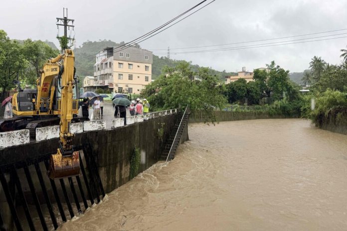 高雄山區暴雨成災啟動應變中心　陳其邁坐鎮防災全面戒備