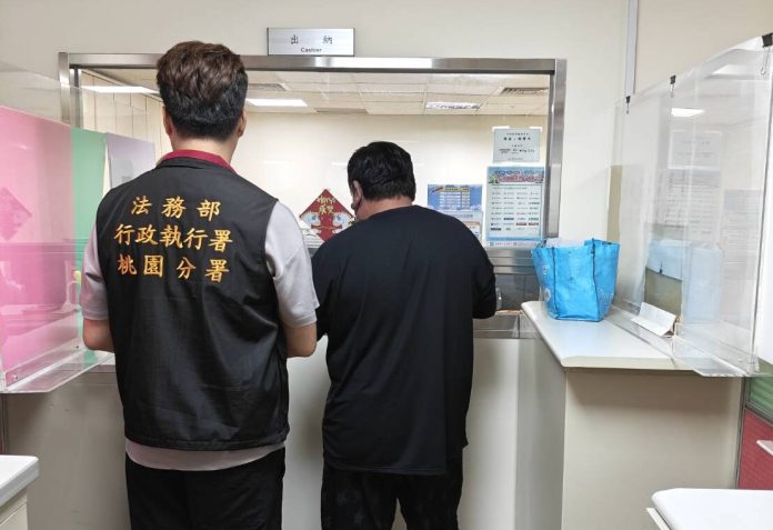男欠逾170萬不繳 桃園分署赴透天厝貼封條追回債務