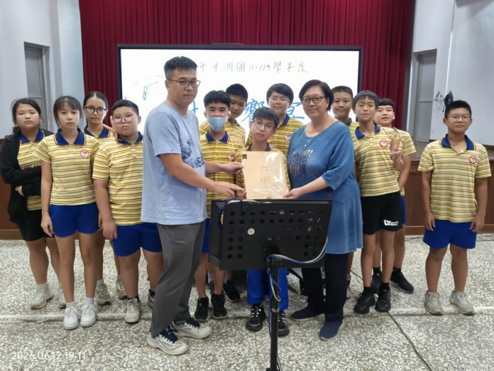 學甲中洲國小吳麗玲春風化雨24載退休　學生感恩獻上最深祝福
