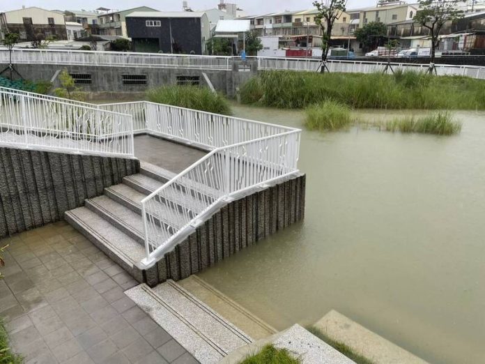 米克拉外圍環流炸雨！台南滯洪池全面滿載仍守住不淹水關鍵防線