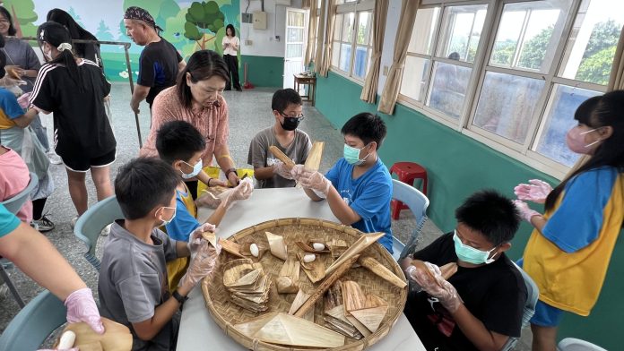平鎮東勢國小學子動手做客家粄粽 體驗傳統飲食文化底蘊