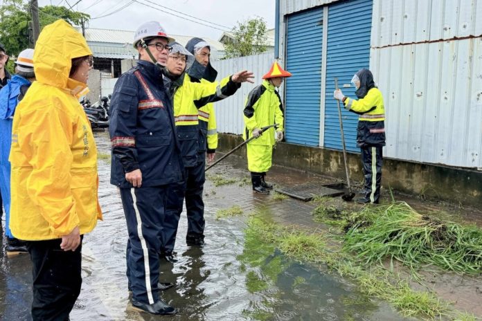 豪雨狂襲高雄　市府團隊全面動員防汛　陳其邁赴茄萣、湖內視察水情應變