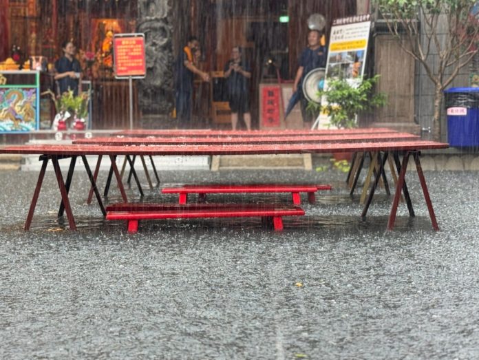 雷雨狂炸彰化多處淹水停電　大埔排水滿水位戒備