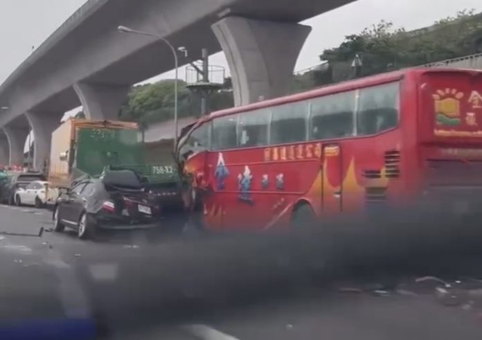 國道1號林口B出口9車追撞　8人受傷送醫、事故原因待釐清