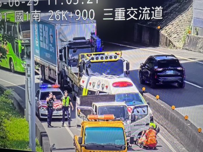 小貨車停國道匝道男駕駛昏迷！　警消破窗救出送醫