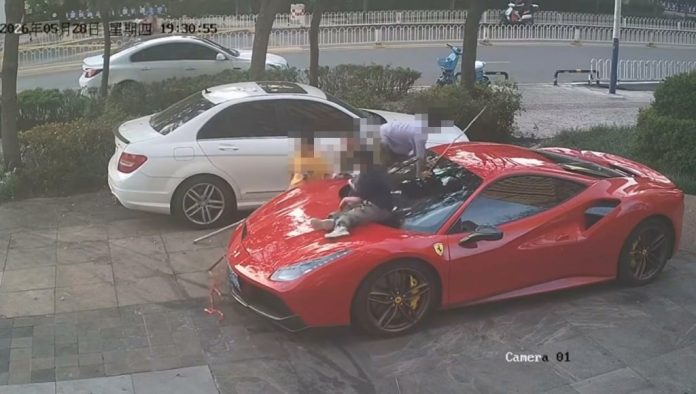 影／1688萬法拉利當溜滑梯！陸4男童「棍敲狂踩」刮爛車身、保險桿　家長想用2.3萬打發