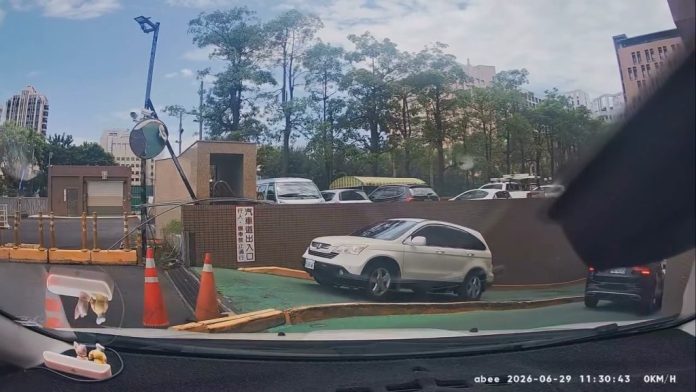 影／超扯！休旅車高醫停車場「滑下斜坡撞車」　開出地下道又撞分隔島