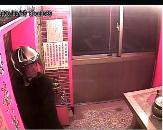 影／台中南屯福德廟驚傳竊案！安全帽男「拿釣竿釣金牌」　廟方怒PO監視器影片