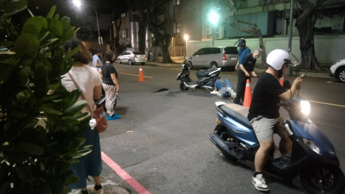快訊／高雄天坑！機車行經「遭擊落」　雙載倒地緊急送醫
