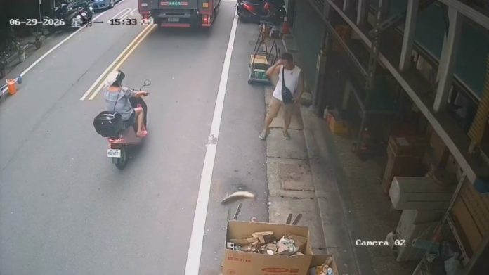 影／男路過拍打魚缸嚇到魚！魚「飛出摔地」魚鱗脫落流血　店家PO影片怒：很心疼