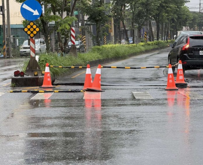 大雨炸裂富國路二段 張桂綿急通報籲用路人改道