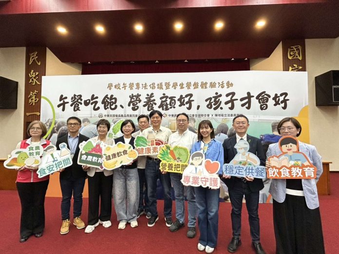 黃世杰吃營養午餐力挺專法 承諾當選市長將推食農教育