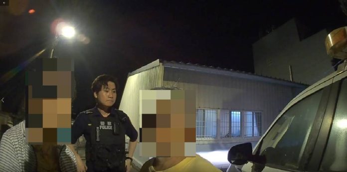 大園翁散步迷途深夜困鄉間小徑 中壢警及時伸援送返家