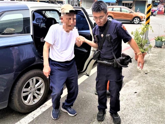 低血糖癱軟路邊　南門警消及時馳援護送老翁返家