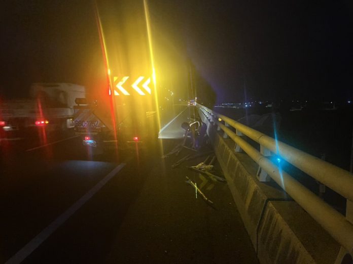 台61線西濱鐵管散落路面　6車閃避不及中招