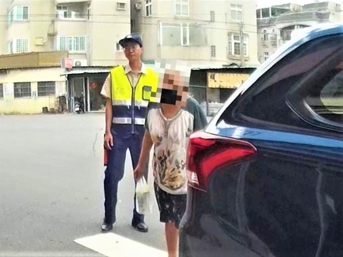 買飲料突暈眩跌坐　長竹警消及時伸援護送返家