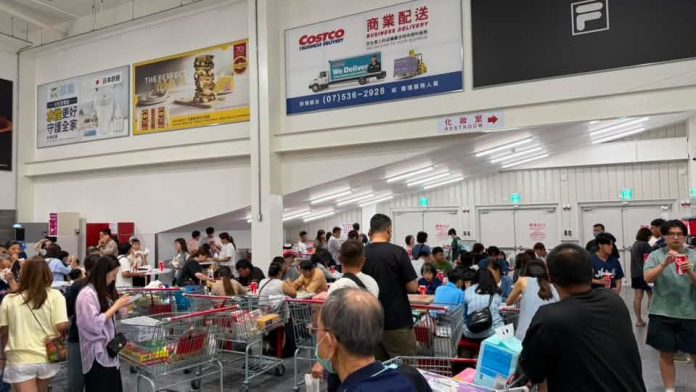 好市多高雄店湧恐怖人潮！直擊補貨現場「一半高雄人都在這」 網驚：外面陰天大家改逛賣場