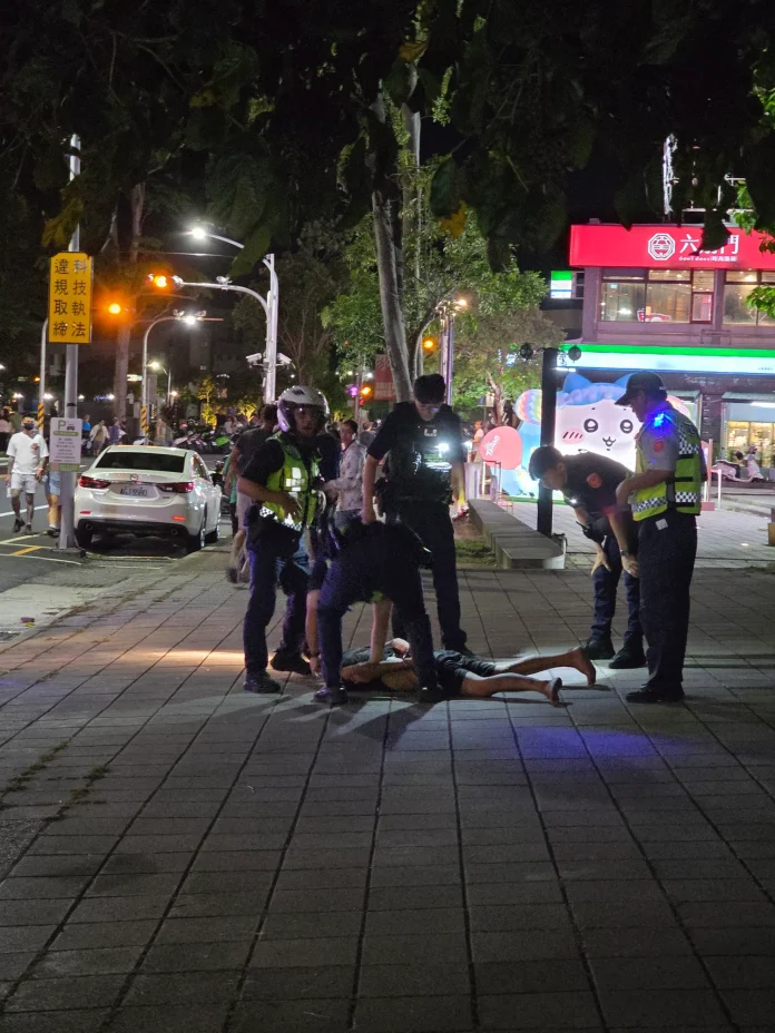 台東鐵花市集步道醉漢揮刀！　員警迅速到場壓制逮捕