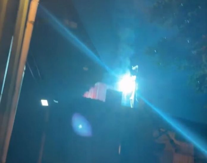 【有片】中壢電桿深夜爆炸突冒強光！釀2304戶停電近2小時