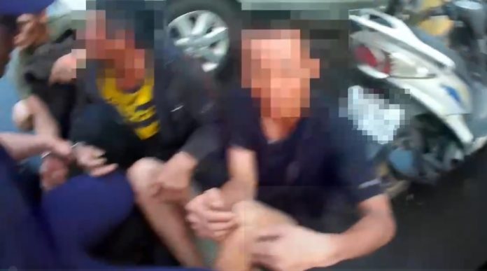 【有片】桃警攔違停意外逮6失聯移工 車內通緝犯落網崩潰哀號