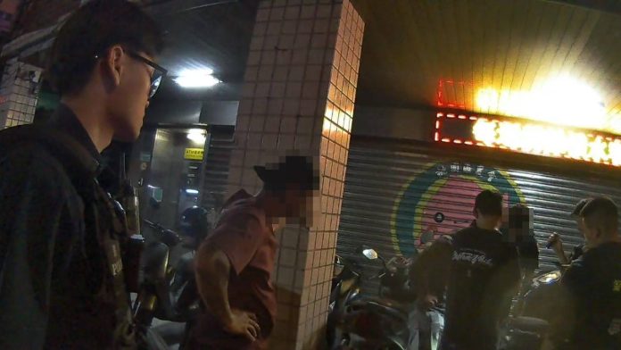颱風天歡唱變大亂鬥！桃園男女推擠叫囂講不聽 遭依法管束