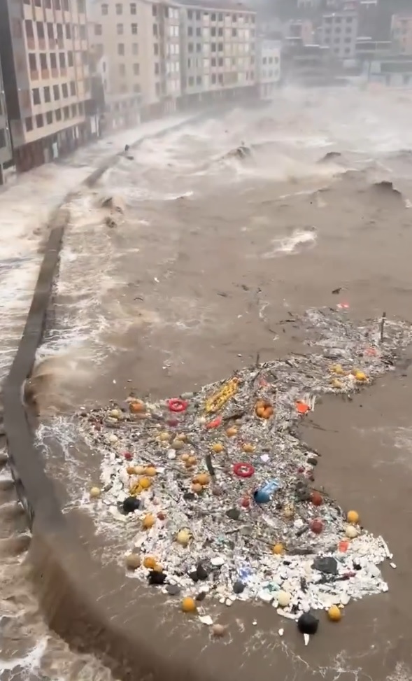 巴威颱風掀巨浪「垃圾歸還中國」　海面漂滿廢棄物畫面瘋傳