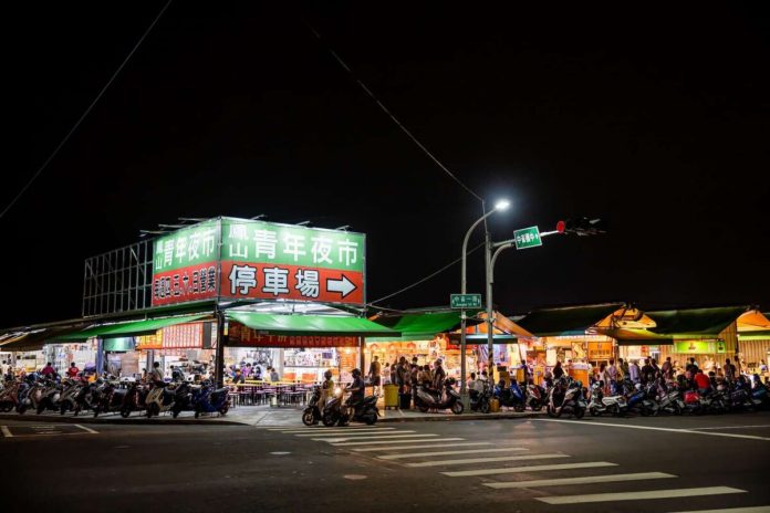 鳳山青年夜市7月底再搬家！300攤陷空窗期　攤商組自救會求援