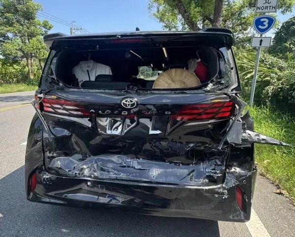 張麗善座車停等紅燈遭混凝土車猛撞　車尾全毀驚喊驚魂未定