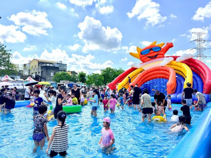 濕身開戰！社頭里樂公園玩水派對　親子嗨玩水槍戰