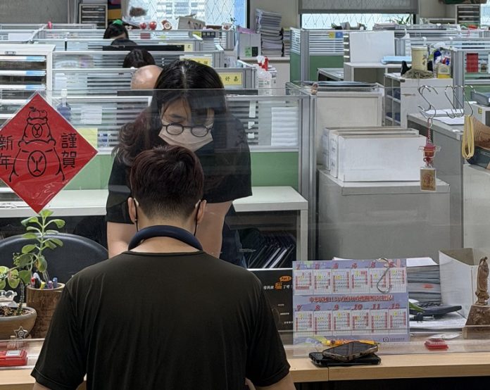 台積電股票險遭變賣！桃園男欠稅遭強制執行 急捧百萬現金繳清