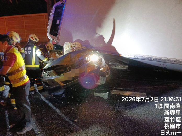 國1桃園段連環事故！大貨車壓扁小客車 男子一度受困